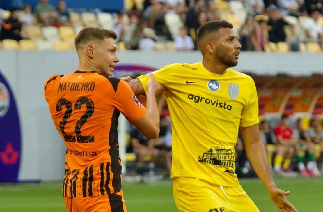 Bryan Castillo (derecha) llegó al FC Oleksandriya para disputar la Liga Premier de Ucrania.