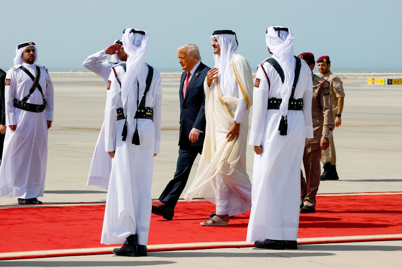 El presidente de Estados Unidos, Donald Trump, camina con el emir de Qatar, Tamim bin Hamad Al Thani, a su llegada al Aeropuerto Internacional Hamad de Doha, Qatar, el miércoles.