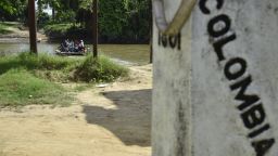 Personas desplazadas por los recientes enfrentamientos entre grupos armados cruzan el río Tarra, que divide a Colombia y Venezuela, el 19 de enero de 2025.