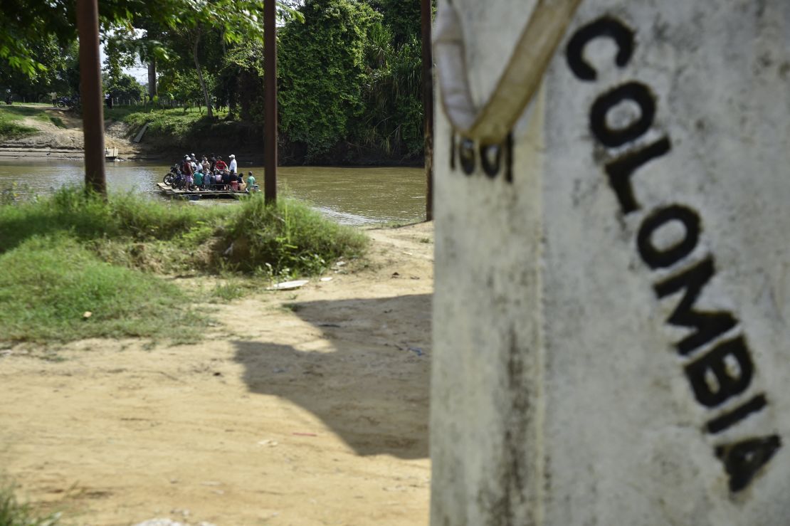 Personas desplazadas por los recientes enfrentamientos entre grupos armados cruzan el río Tarra, que divide a Colombia y Venezuela, el 19 de enero de 2025.