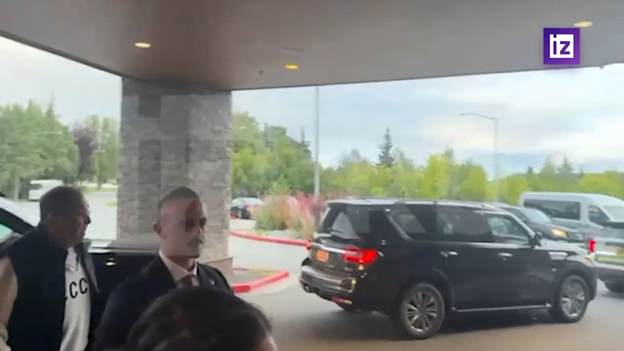 El ministro de Asuntos Exteriores ruso, Sergei Lavrov, llega a un hotel en Anchorage, Alaska, vistiendo un suéter con las siglas “CCCP”, las letras cirílicas para “URSS”.