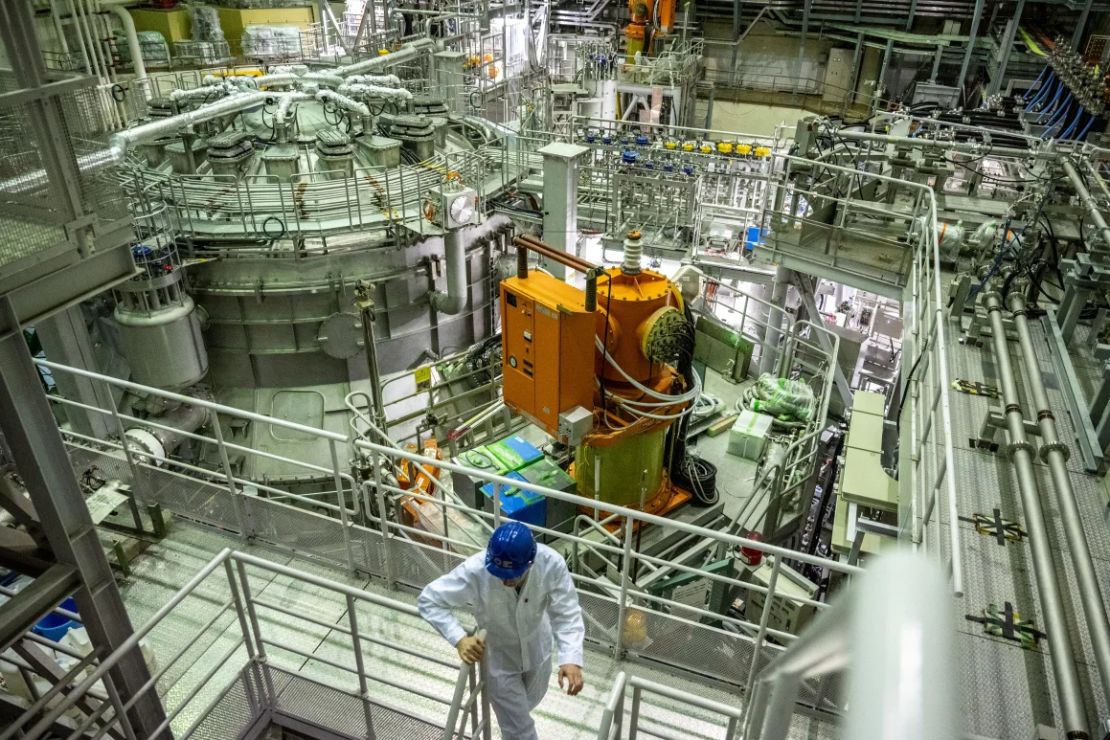 Varias organizaciones investigan el uso de la fusión nuclear como fuente de energía en la Tierra. En la imagen, una sección del JT-60SA, el reactor de fusión nuclear experimental más grande del mundo, en el Instituto de Fusión Naka, Japón.
