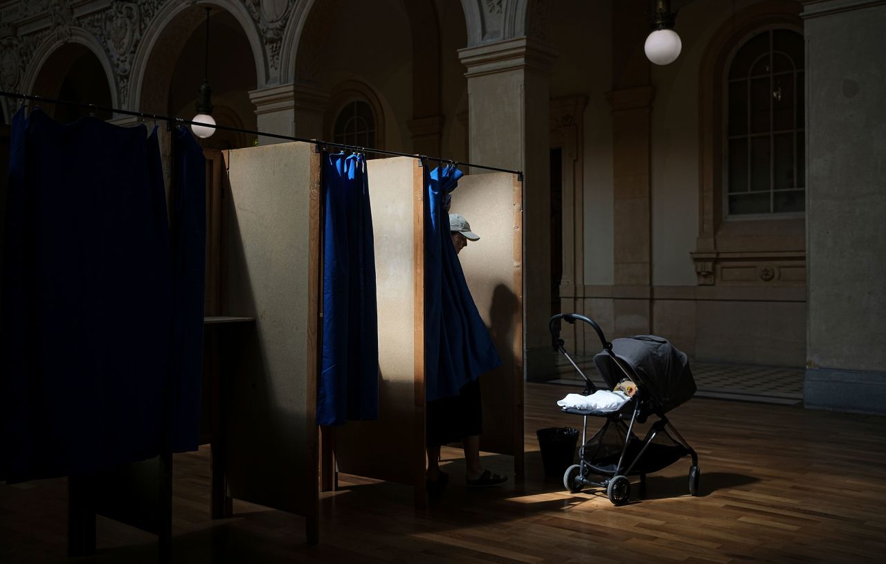 Un électeur quitte sa chambre dans un bureau de vote à Lyon, en France, le dimanche 7 juillet.