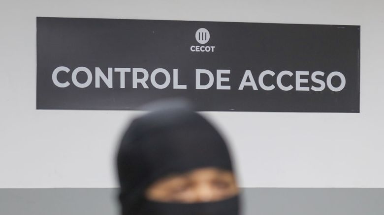 Un funcionario de prisiones se encuentra en un control de seguridad en el Centro de Reclusión Obligatoria para Terroristas (CECOT) el 4 de abril de 2025 en Tecoluca, San Vicente, El Salvador. En medio de una disputa legal interna, el gobierno de Trump continúa con su controvertida y acelerada política de deportaciones a El Salvador, en colaboración con el presidente Bukele. El gobierno de Estados Unidos reconoció haber deportado por error a un residente de Maryland de El Salvador con estatus de protección y se opone a su regreso a Estados Unidos.