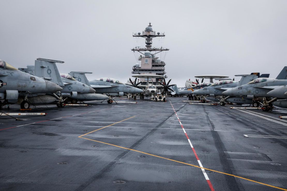 Cazas F/A-18 Super Hornet en la cubierta del portaaviones estadounidense USS Geralrd Ford.