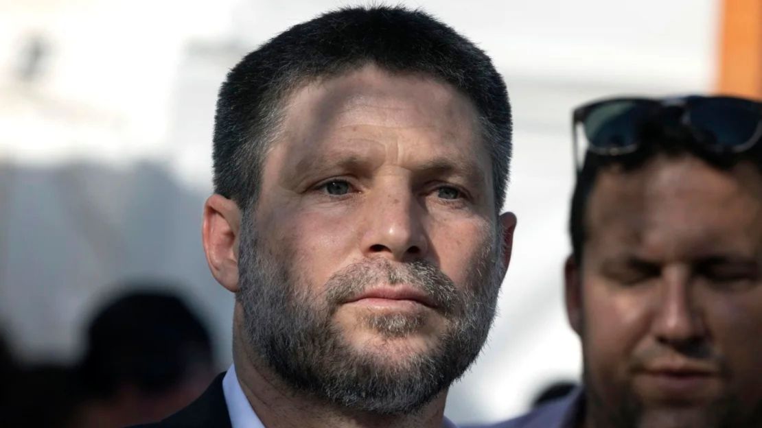 El Ministro de Finanzas de Israel, Bezalel Smotrich, se dirige a las familias de las personas retenidas como rehenes en Gaza, en Jerusalén, el 3 de junio de 2024.