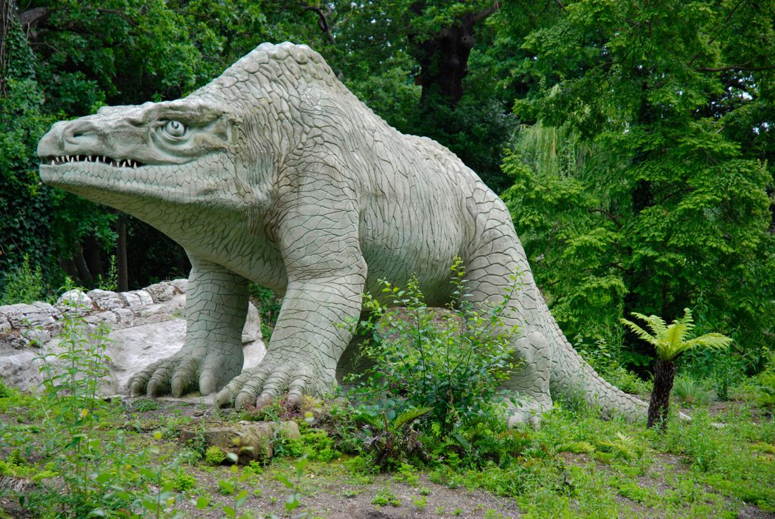 Patung megalosaurus di Crystal Palace London dibangun pada tahun 1854. Saat itu, ahli paleontologi meyakini makhluk prasejarah itu berjalan dengan empat kaki.