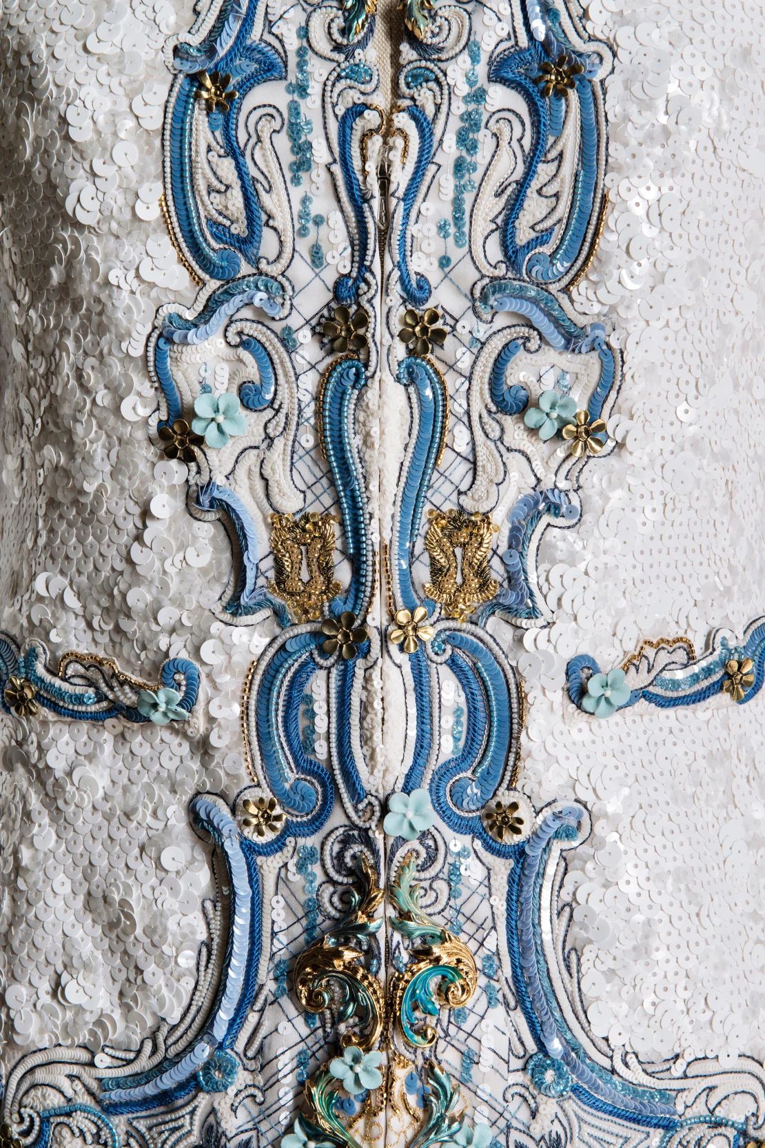 Un primer plano de la chaqueta de Chanel.