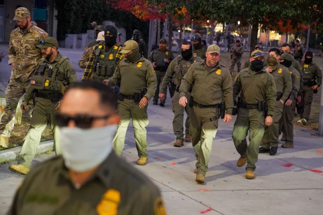 Agentes federales caminan por un parque en el centro de Charlotte, Carolina del Norte, después de tomar una fotografía grupal la semana pasada.