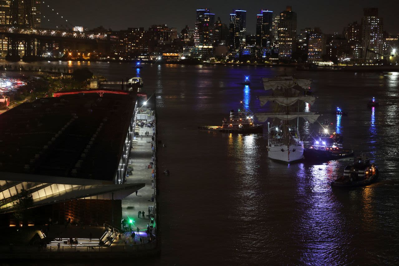 Los remolcadores ayudan al Cuauhtémoc a llegar a un muelle cercano.