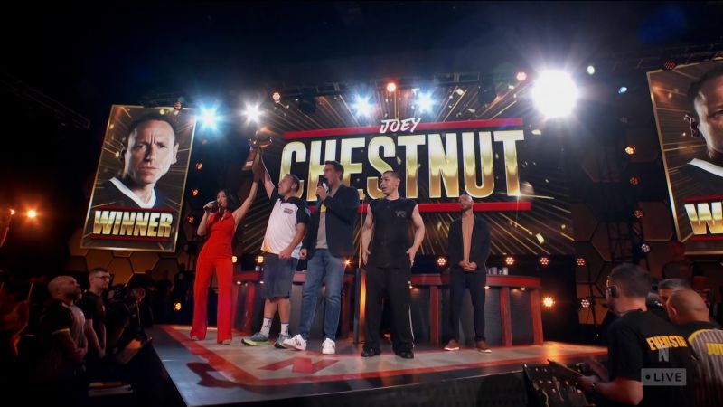 Mira cómo joey chestnut batió su propio récord mundial de comer hot dogs | cnn