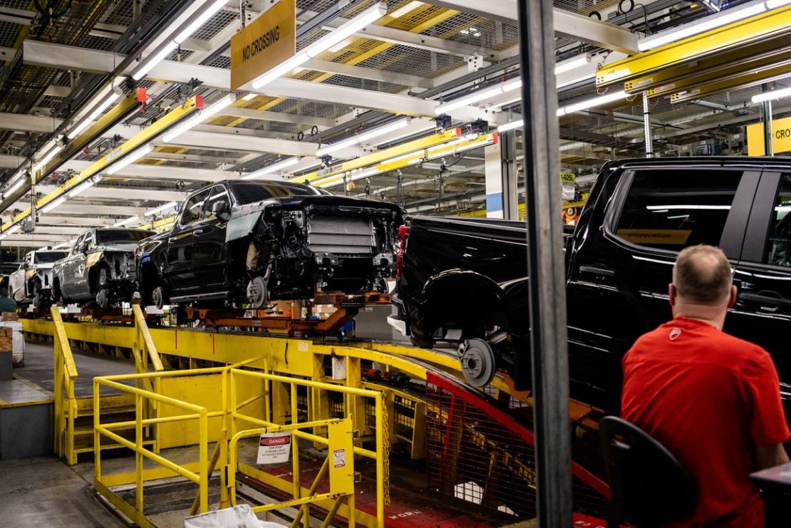 Chevrolet Silverado 1500 y GMC Sierra 1500 en la línea de ensamblaje de la planta de ensamblaje de General Motors en Fort Wayne, Indiana.