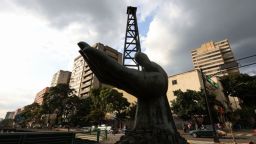 Una escultura de una mano que sostiene una plataforma de perforación petrolera se muestra afuera de la petrolera estatal Petróleos de Venezuela S.A. (PDVSA) en Caracas el 26 de febrero de 2025.