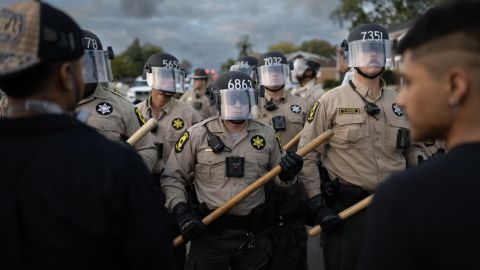 La policía y los manifestantes se enfrentan durante una protesta frente al centro de procesamiento y detención de inmigración el 11 de octubre de 2025 en Broadview, Illinois.