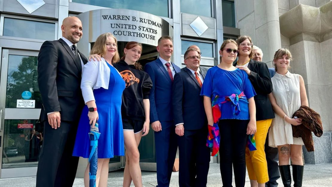 Parker Tirrell, tercera desde la izquierda, e Iris Turmelle, sexta desde la izquierda, presentaron una demanda contra el decreto del presidente Donald Trump que prohíbe a las niñas trans su participación en deportes femeninos.