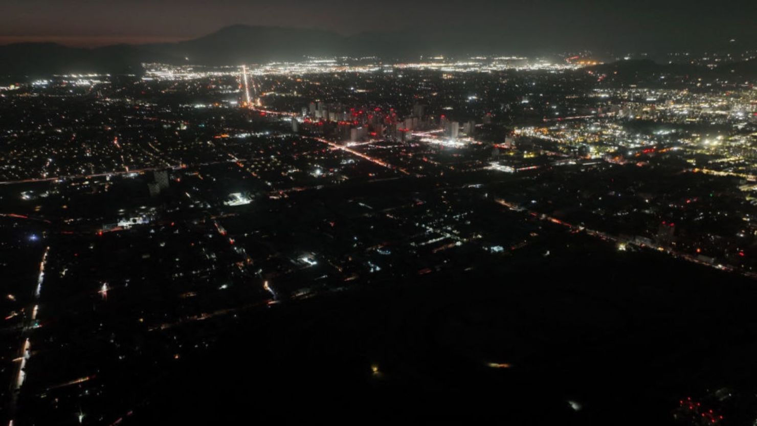 Mejora la situación en Chile luego del apagón que dejó a más del 98% de la  población sin luz | CNN