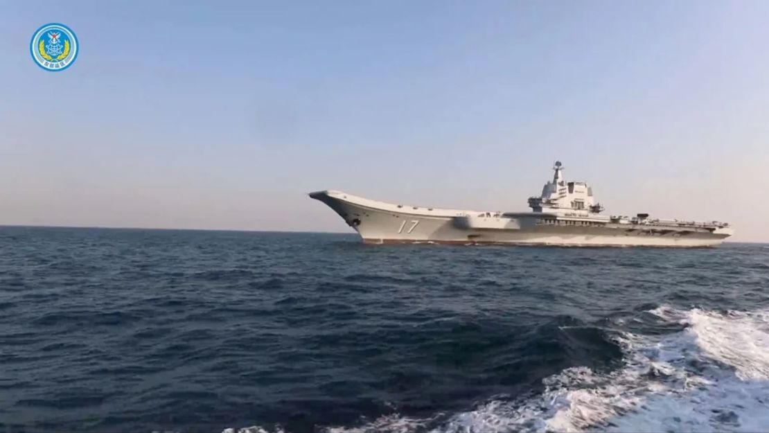 El portaaviones chino Shandong aparece en una captura de pantalla tomada de un video publicado por el Comando del Teatro Oriental del Ejército Popular de Liberación de China, el martes 1 de abril.