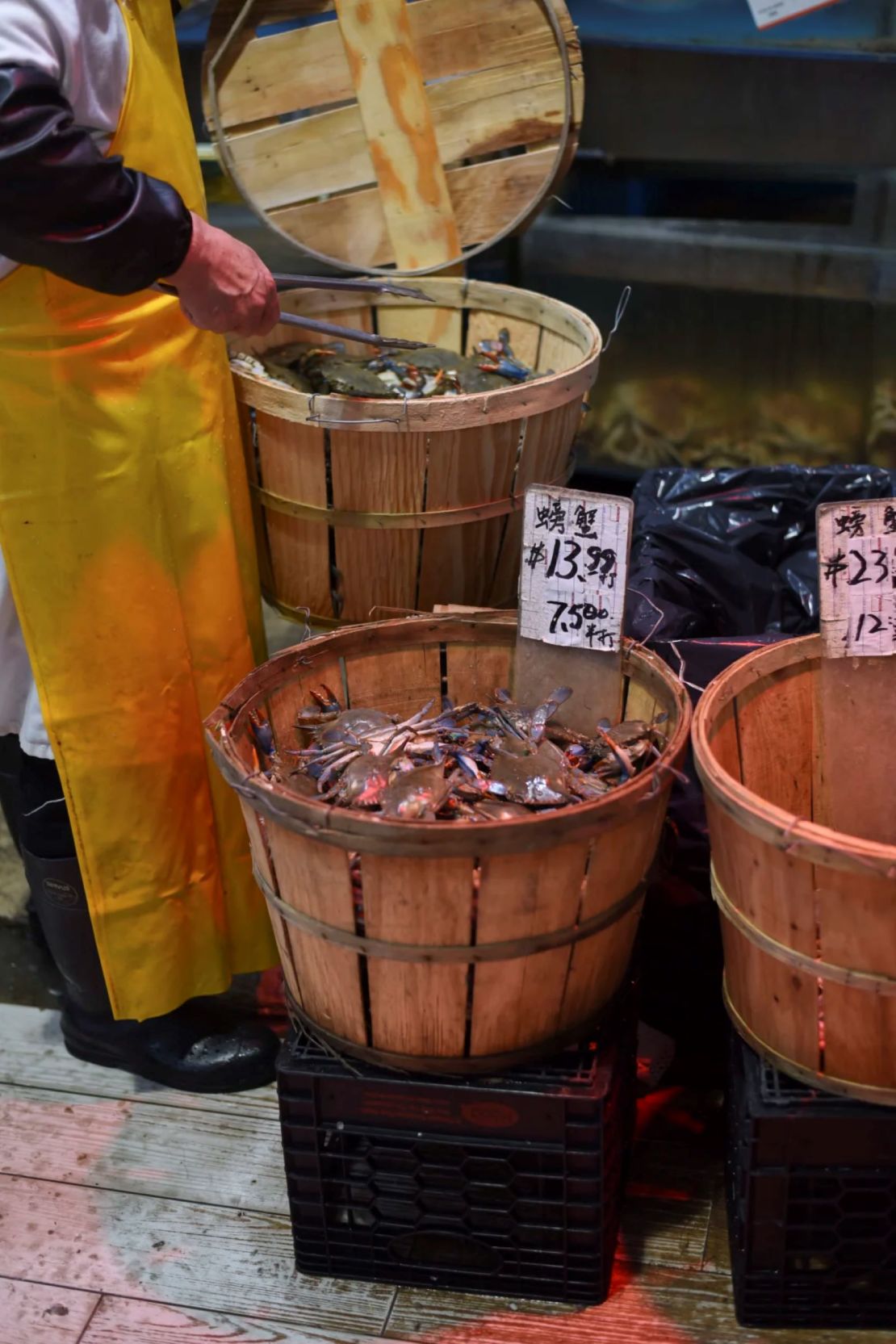 Personas comprando en el supermercado Chang Jiang, en el barrio de Flushing, Queens, Nueva York, el 18 de abril de 2025.