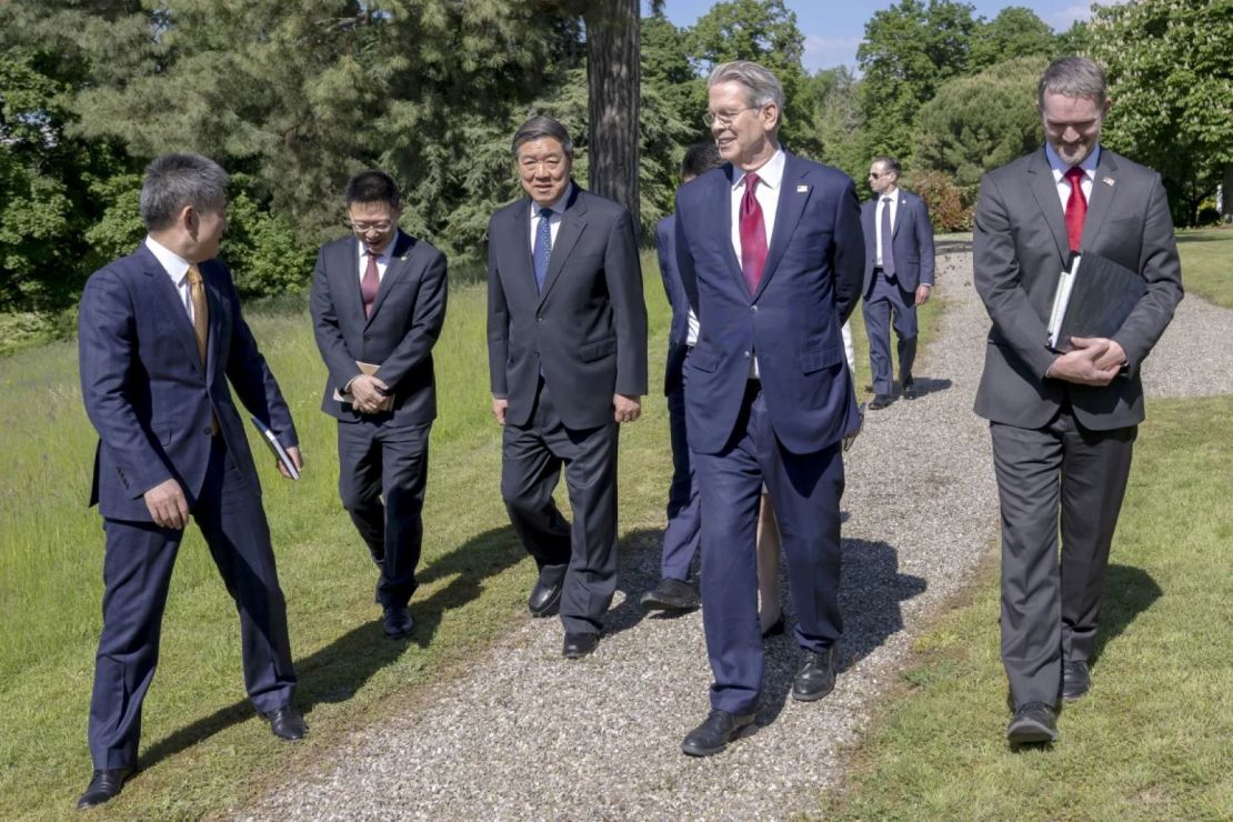 El secretario del Tesoro de Estados Unidos, Scott Bessent; el representante comercial de Estados Unidos, Jamieson Greer; el viceprimer ministro de China, He Lifeng; y el embajador de China ante la Organización Mundial del Comercio, Li Chenggang, hablan en Ginebra, Suiza, el 10 de mayo.