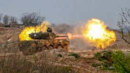 Una unidad de vehículos de asalto lleva a cabo un ataque de fuego durante un entrenamiento de combate real en Ningbo, China, el 10 de enero de 2025.