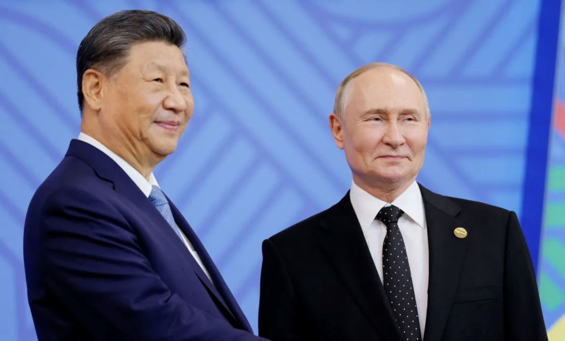 El presidente de Rusia, Vladímir Putin, saluda al líder chino, Xi Jinping, durante una cumbre de los países BRICS en Kazán, Rusia, el 23 de octubre de 2024.