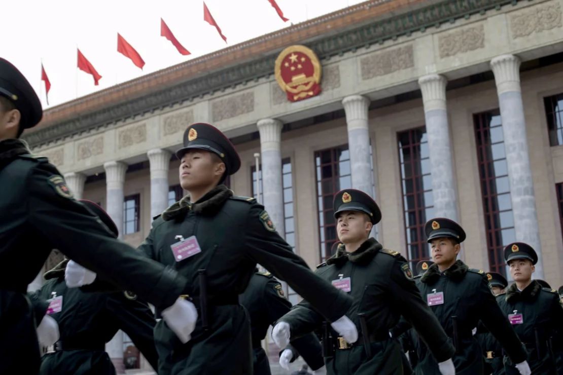 Soldados chinos marchan fuera del Gran Salón del Pueblo en Beijing antes del inicio de las dos sesiones de este año.