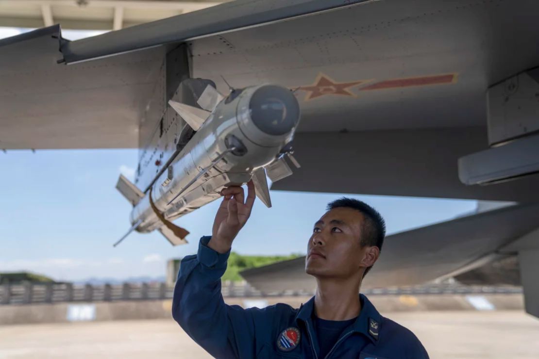Un soldado inspecciona los misiles de un caza en un aeropuerto militar del EPL durante una sesión de entrenamiento en la provincia de Zhejiang, en el este de China, a finales de agosto de 2021.