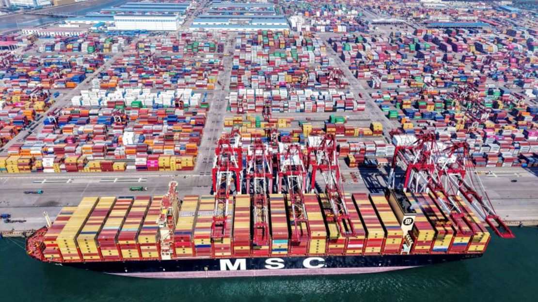Un buque portacontenedores en el puerto de Qingdao, provincia oriental china de Shandong, el 15 de abril de 2025.