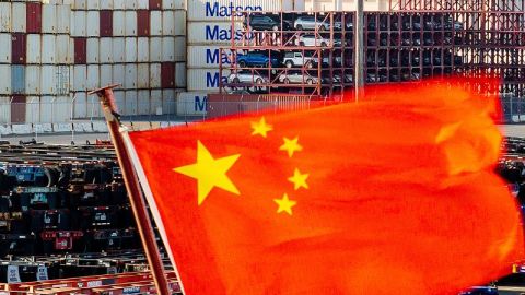 Una bandera china ondea en un barco en el puerto de Oakland, California, el martes 15 de abril de 2025.
