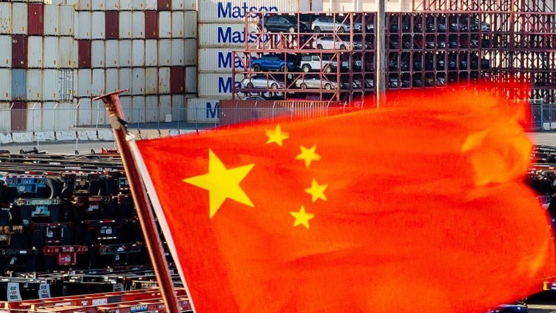 Una bandera china ondea en un barco en el puerto de Oakland, California, el martes 15 de abril de 2025.
