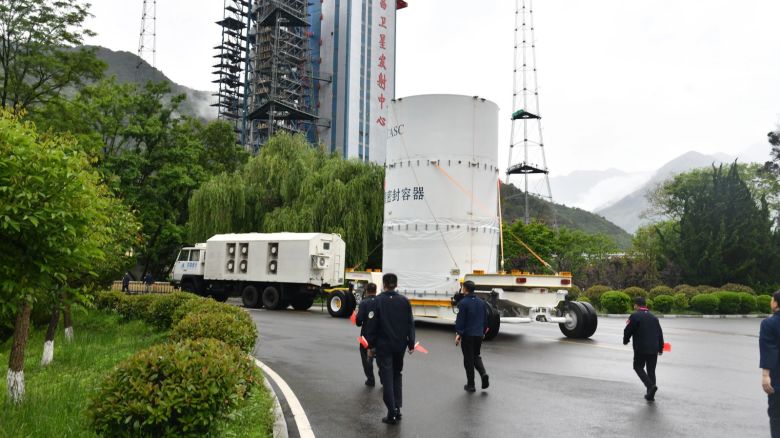 La sonda Tianwen-2 de China es transportada a su zona de lanzamiento en el Centro de Lanzamiento de Satélites de Xichang, en la provincia de Sichuan, en el suroeste de China, el 18 de mayo.