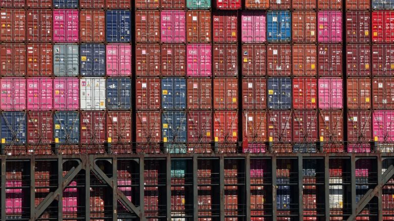 Se ven contenedores de envío en un barco de carga en la terminal de contenedores de Port Jersey en Jersey City, Nueva Jersey