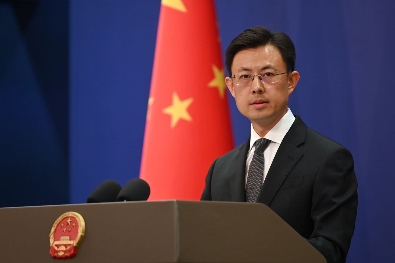 Guo Jiakun, portavoz del Ministerio de Relaciones Exteriores de China, habla con periodistas en Beijing, China, el lunes