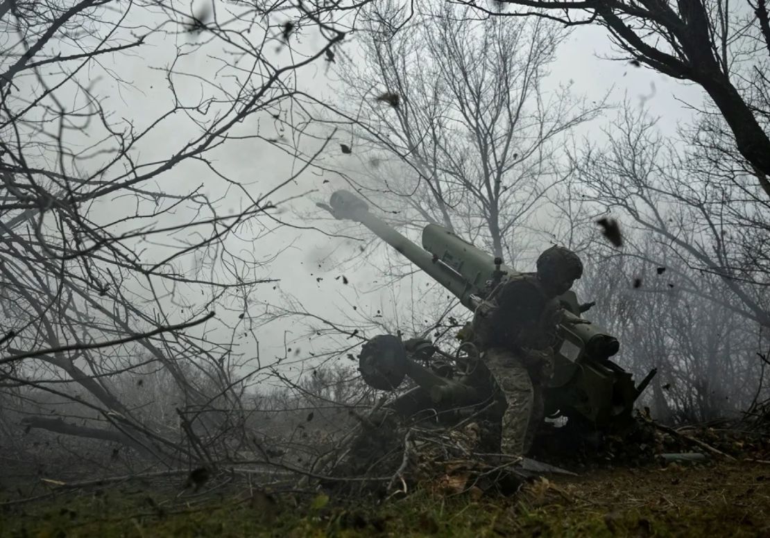 Un miembro de la tripulación de artillería de la unidad especial de la Policía Nacional de Ucrania dispara un obús D-30 contra tropas rusas en la región de Zaporiyia el 11 de enero.