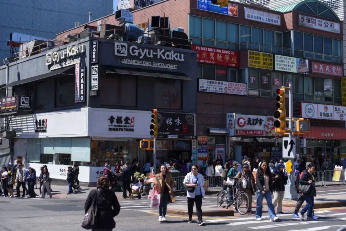 Personas pasean por el barrio de Flushing, Queens, con una población mayoritariamente asiática.