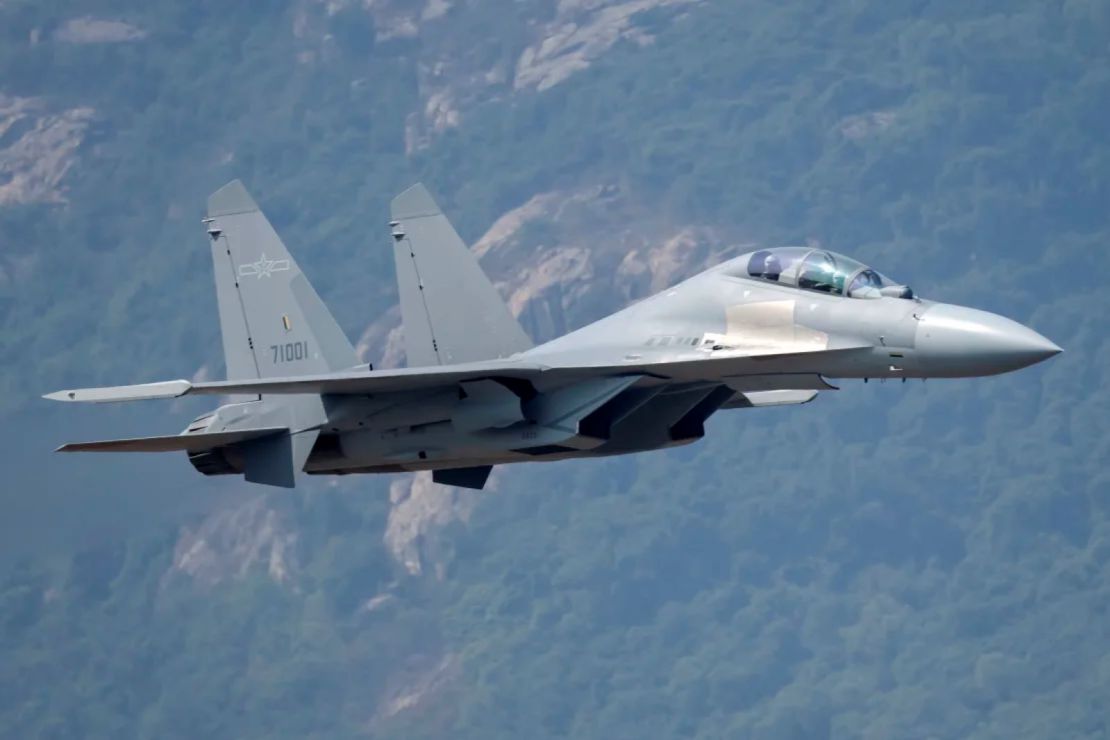 Un caza J-16 en pleno vuelo durante la 15ª Exposición Internacional de Aviación y Aeroespacial de China, o Airshow China 2024, el 12 de noviembre de 2024 en Zhuhai, China.