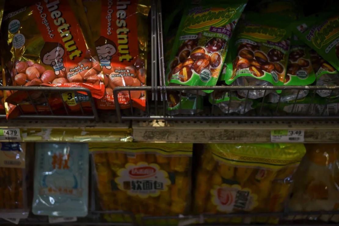 Muchos de los bocadillos que se venden en Chang Jiang son importados de China y probablemente se verán afectados por aranceles.