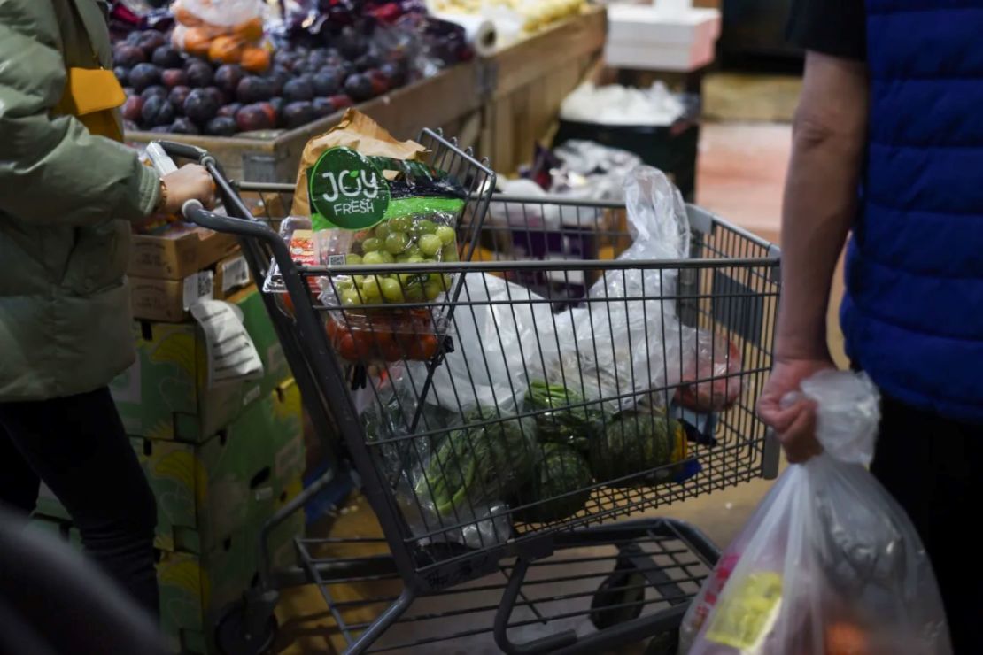Personas comprando en Chang Jiang, Queens. El supermercado chino se prepara para precios más altos.