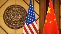Banderas de Estados Unidos y China en la sala donde el entonces secretario de Estado de EE.UU., Antony Blinken, se reunió con el ministro de Seguridad Pública de China, Wang Xiaohong, en la Casa de Huéspedes Estatal Diaoyutai en Beijing, el 26 de abril de 2024.