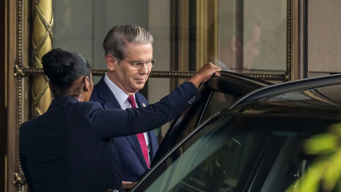El secretario del Tesoro de Estados Unidos, Scott Bessent, sale de su hotel el sábado para una reunión sobre aranceles con funcionarios chinos en Ginebra, Suiza.