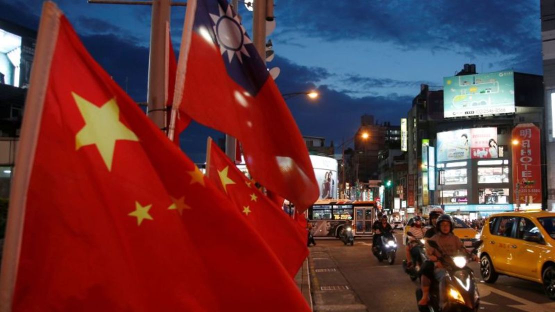 Las banderas de China y Taiwán ondean una junto a la otra durante una manifestación a favor de la reunificación pacífica en Taipéi, Taiwán, en 2016.