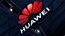 Logotipo de Huawei durante la Conferencia Mundial de Inteligencia Artificial de 2023 en Shanghái.