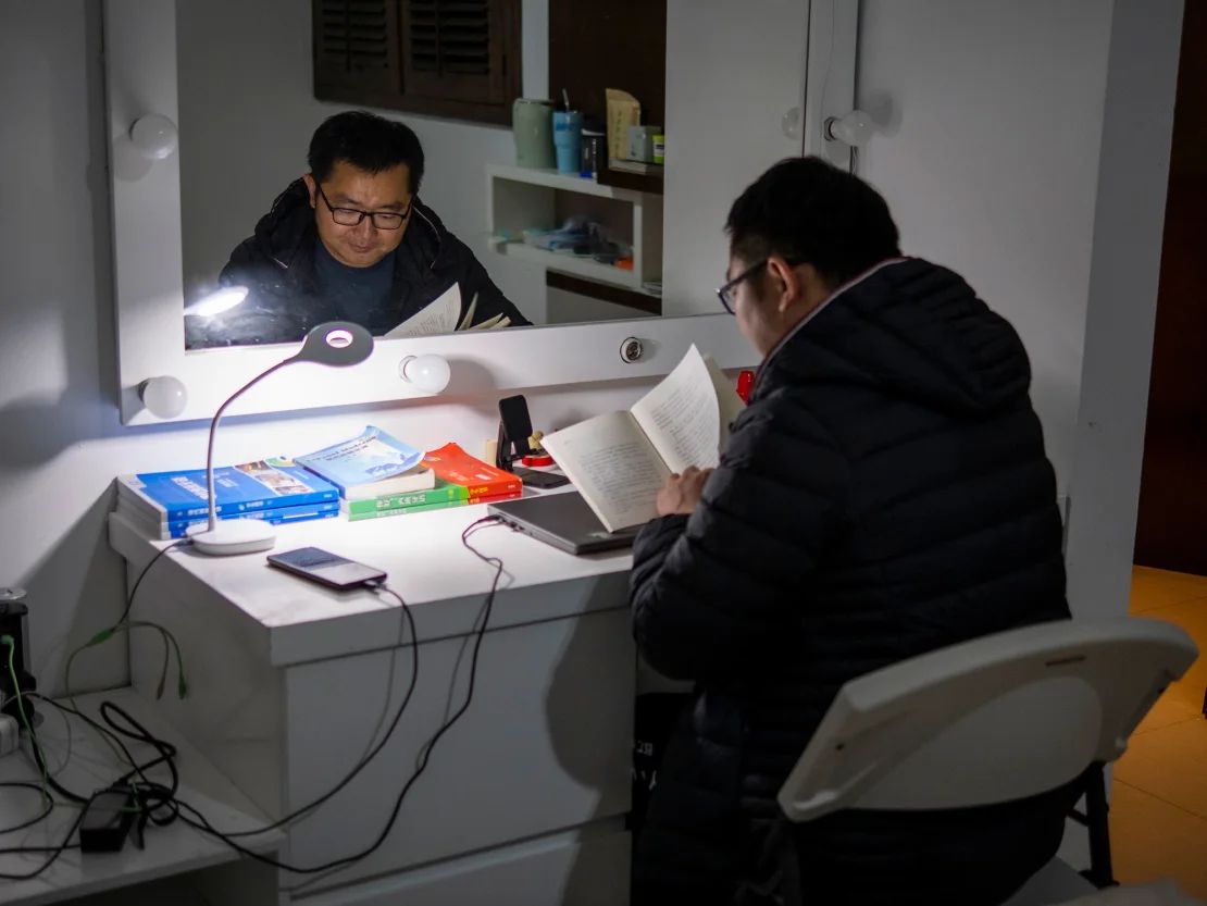 Zhang Jianqiu en su casa. Dijo que viaja hacia y desde China varias veces al año.