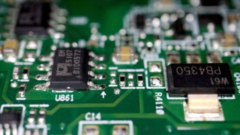 En esta ilustración fotográfica tomada el 17 de febrero de 2023 se ven chips semiconductores en una placa de circuito impreso.
