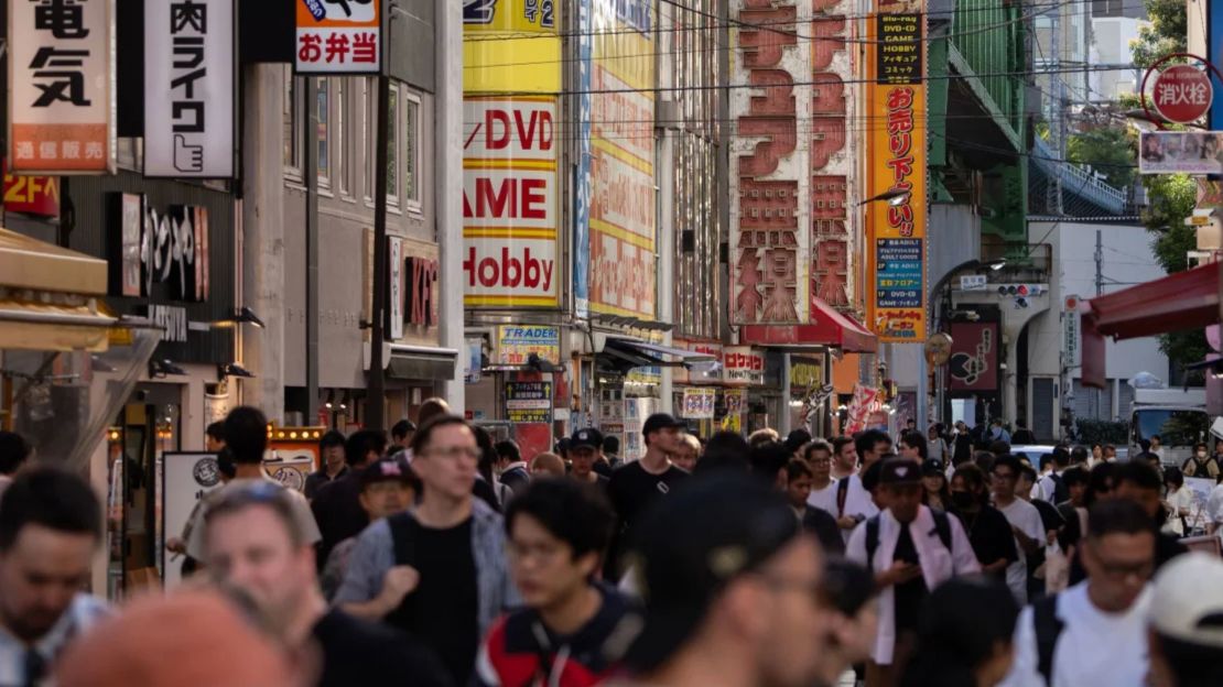 La gente camina por el distrito Akihabara de Tokio, famoso por su amplia selección de productos electrónicos, de anime, manga y de videojuegos.