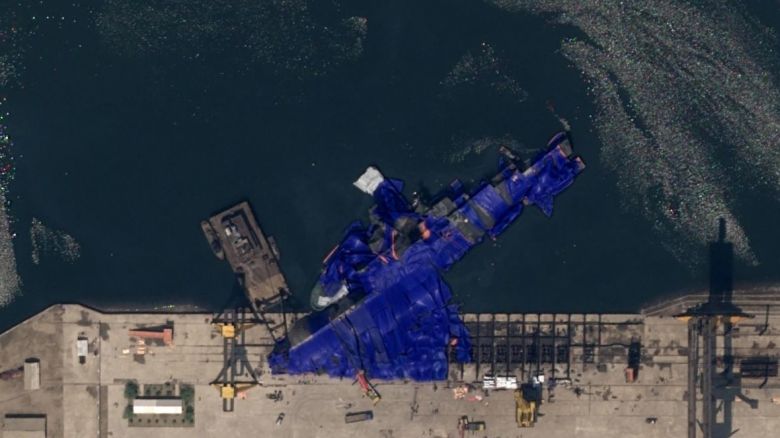 Esta imagen satelital, tomada el 22 de mayo de 2025, muestra las consecuencias del segundo destructor más nuevo de Corea del Norte, que aparentemente sufrió un grave accidente durante una ceremonia de botadura en el astillero de Chongjin.