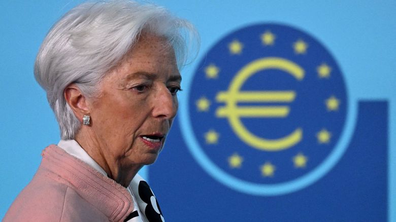 La presidenta del Banco Central Europeo (BCE), Christine Lagarde, pronuncia una conferencia de prensa sobre la política monetaria de la eurozona en la sede del banco central en Fráncfort del Meno, Alemania Occidental, el 17 de abril de 2025.