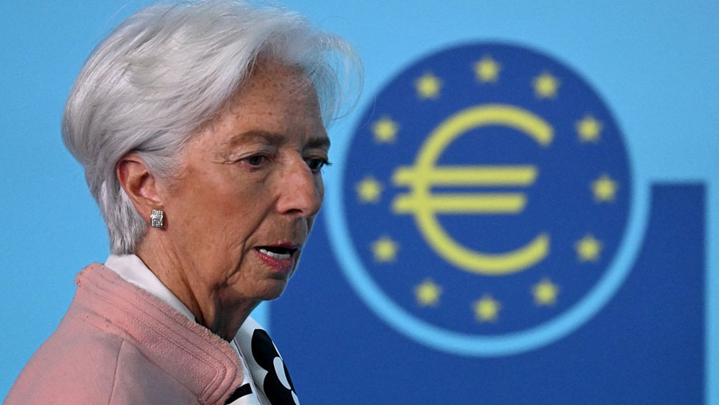 La presidenta del Banco Central Europeo (BCE), Christine Lagarde, pronuncia una conferencia de prensa sobre la política monetaria de la eurozona en la sede del banco central en Fráncfort del Meno, Alemania Occidental, el 17 de abril de 2025.