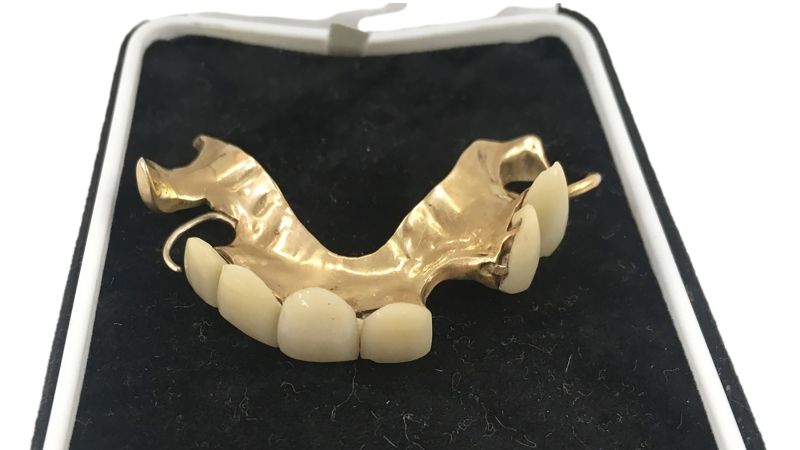 Изкуствените зъби на Уинстън Чърчил от времето на войната се продават