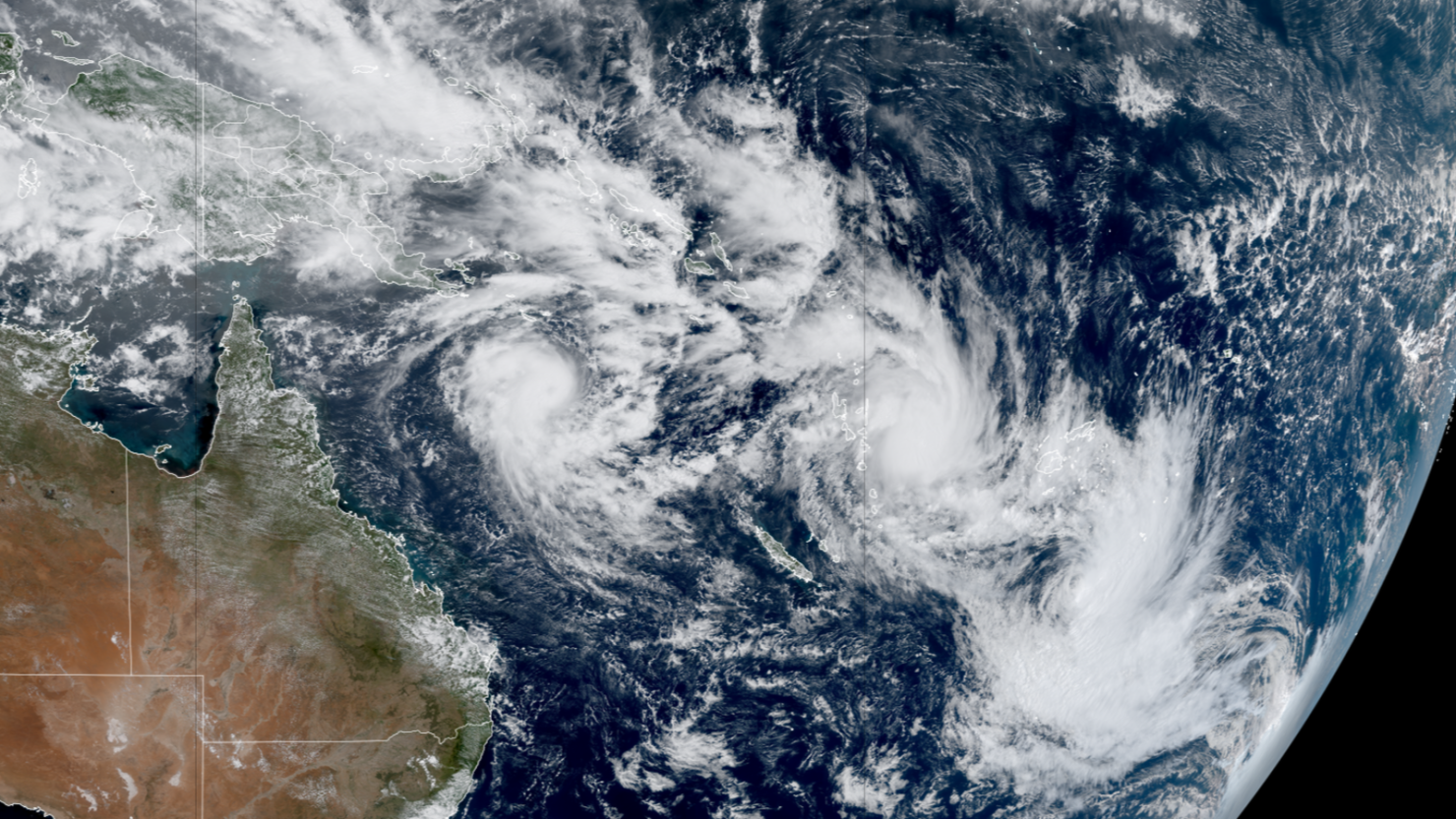 Un satélite capta tres ciclones tropicales con nombre que se agitan simultáneamente al este de Australia en la cuenca del océano Pacífico sur el martes.